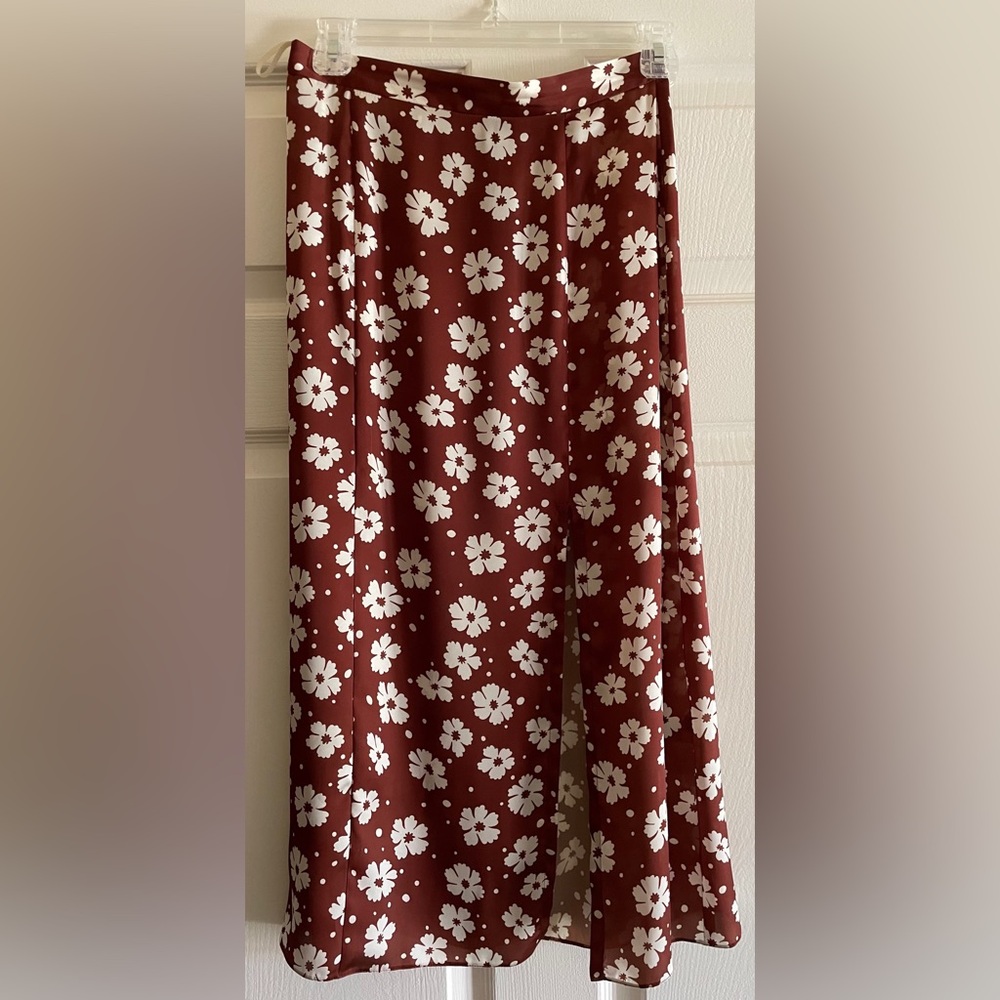 12Storeez Xs Lightweight Midi Straight Skirt with Front Slit, Brown And White